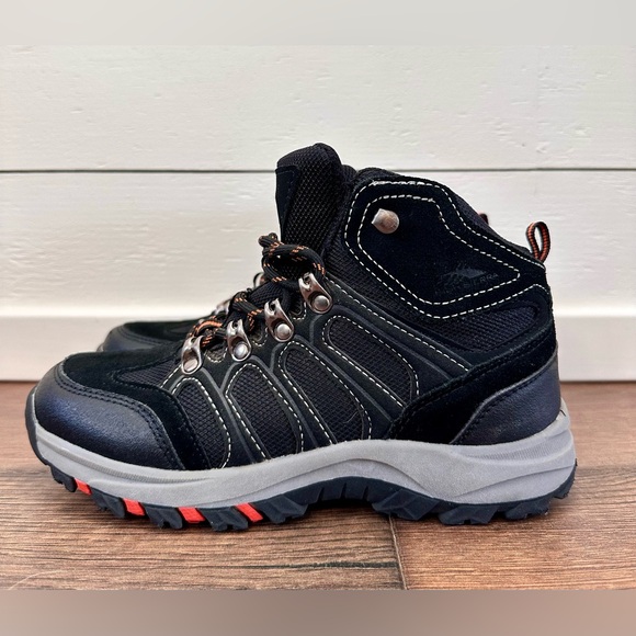 High Sierra hiking boots
Size: 3 - Picture 7 of 11
